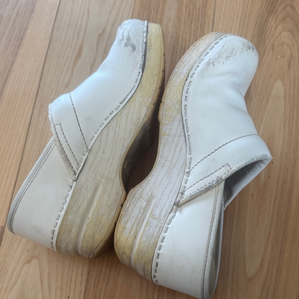 White Leather Dansko Clogs | Clean Classic Aesthetic | Size 37 - Picture 7 of 11